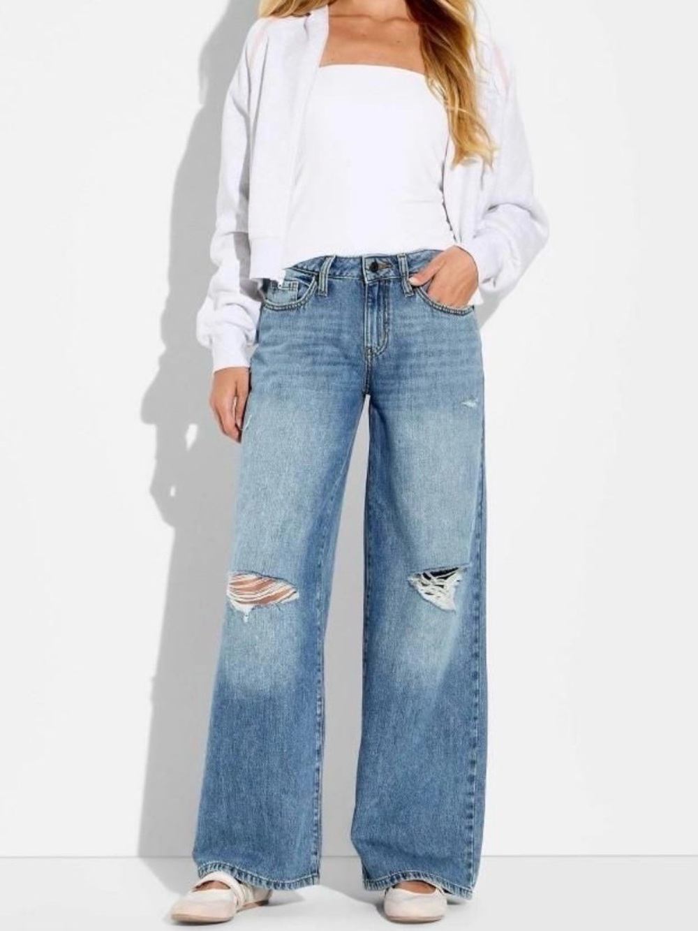Wild Fable Women's Low-Rise Baggy Jeans
Dark Wash
Size 4
New with Tag